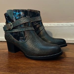 Brand new never worn Size 6 retro strappy leather booties